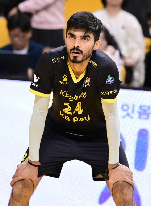 아밋이 경기 전 리시브 훈련을 준비하고 있다 / 한국배구연맹(KOVO)