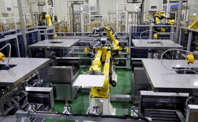 두산퓨얼셀 익산공장에서 산업용 로봇이 수소연료전지 핵심인 셀 스택을 만들고 있다. [두산퓨얼셀 제공]