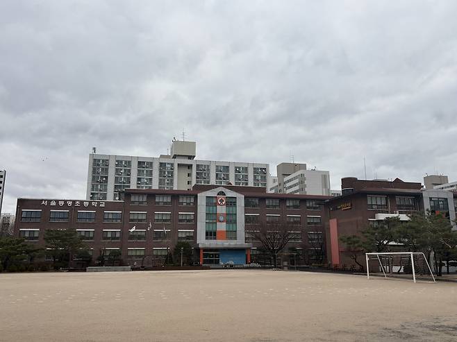 3일 오전 등명초등학교 운동장. 학생들이 없이 휑한 모습이다.  정주원 기자