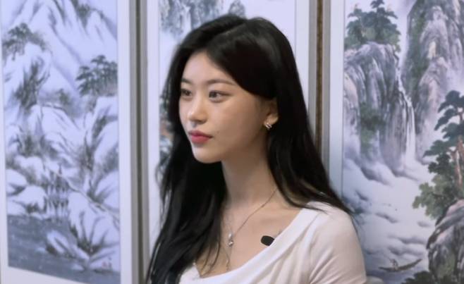 디즈니+ 운명전쟁49 출연자 중 한 명인 무속인 노슬비. [공식 유튜브채널 캡처]