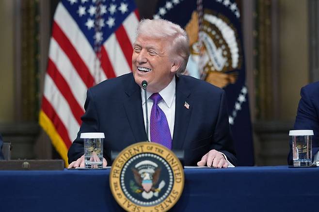 [워싱턴=AP/뉴시스] 미국과 이스라엘이 대이란 군사 공격을 이어가고 있는 가운데, 4일(현지 시간) 미 연방의회 상원에서 도널드 트럼프 대통령의 전쟁 권한을 제한하려는 결의안이 공화당의 반대로 무산됐다. 사진은 트럼프 대통령이 이날 워싱턴DC 백악관 아이젠하워 건물에서 열린 행사에서 연설하는 모습. 2026.03.05.