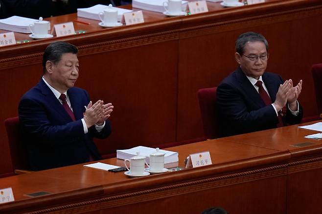 [베이징=AP/뉴시스] 시진핑 중국 국가주석이 4일(현지 시간) 베이징에서 열린 전국인민대표대회(전인대·NPC) 개막식에 참석해 리창 총리와 함께 박수하고 있다. 중국 정부는 올해 경제성장률 목표를 4.5~5%로 제시했다. 2026.03.05.