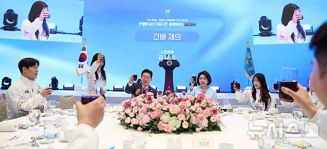 [서울=뉴시스] 고범준 기자 = 이재명 대통령이 5일 청와대 영빈관에서 열린 2026 밀라노·코르티나담페초 동계올림픽 선수단 격려 오찬에서 건배를 하고 있다. 2026.03.05. photo@newsis.com