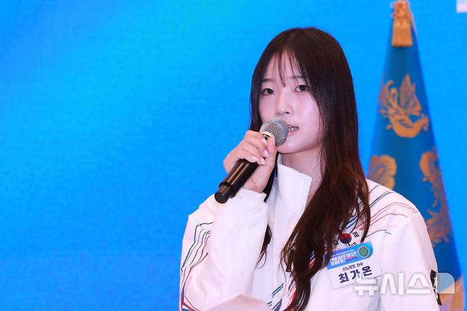 [서울=뉴시스] 고범준 기자 = 스노보드 최가온이 5일 청와대 영빈관에서 열린 2026 밀라노·코르티나담페초 동계올림픽 선수단 격려 오찬에서 대표 발언을 하고 있다. 2026.03.05. photo@newsis.com