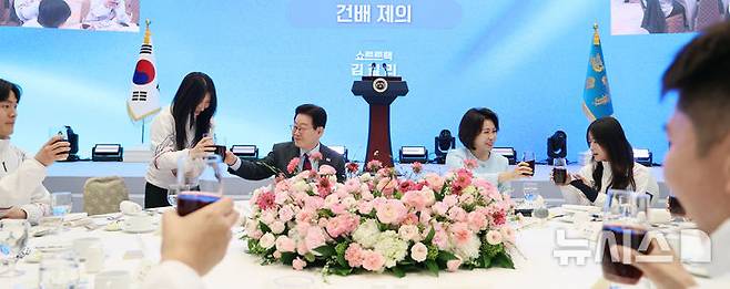 [서울=뉴시스] 고범준 기자 = 이재명 대통령이 5일 청와대 영빈관에서 열린 2026 밀라노·코르티나담페초 동계올림픽 선수단 격려 오찬에서 쇼트트랙 김길리와 건배하고 있다. 2026.03.05. photo@newsis.com