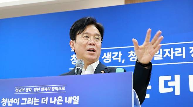 [서울=뉴시스] 김영훈 고용노동부 장관이 5일 서울 중구 서울지방고용노동청에서 열린 '청년 일자리 정책 타운홀미팅'에 참석해 발언하고 있다. (사진=고용노동부 제공) 2026.03.05. photo@newsis.com *재판매 및 DB 금지