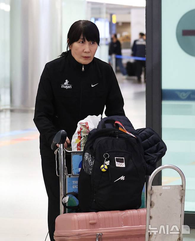 [인천공항=뉴시스] 김진아 기자 = 중동 상황 악화로 급거 귀국한 이도희 이란 여자배구 국가대표팀 감독이 5일 오후 인천국제공항 제1터미널을 통해 귀국하고 있다. (공동취재) 2026.03.05. photo@newsis.com