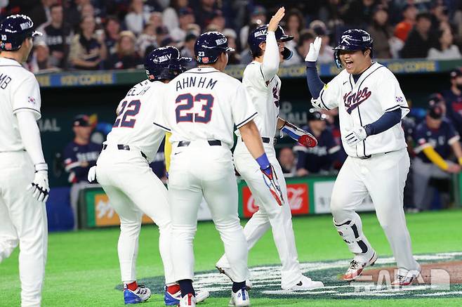 [도쿄=뉴시스] 권창회 기자 = 5일 일본 도쿄돔에서 열린 2026 WBC 조별리그 C조 1차전 한국과 체코와의 경기, 1회말 1사 주자 만루 한국 문보경이 만루홈런을 친뒤 동료들의 축하를 받고 있다. 2026.03.05. kch0523@newsis.com