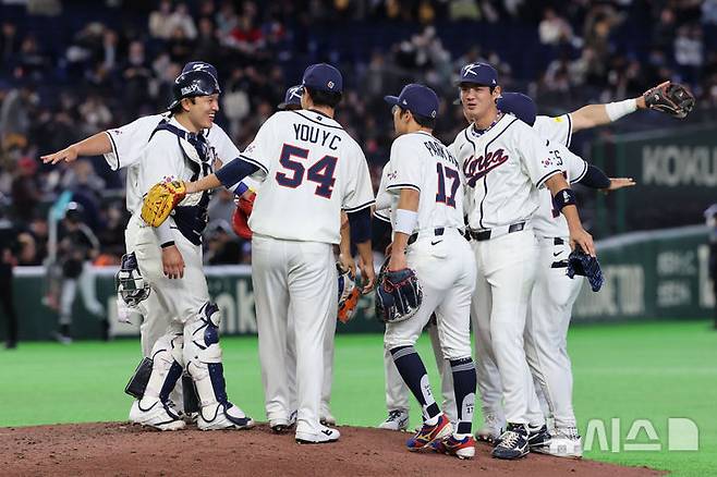 [도쿄=뉴시스] 권창회 기자 = 5일 일본 도쿄돔에서 열린 2026 WBC 조별리그 C조 1차전 한국과 체코와의 경기, 11대 4로 승리한 대한민국 선수들이 비행기 세리머니를 하고 있다. 2026.03.05. kch0523@newsis.com