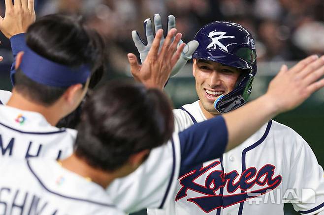 [도쿄=뉴시스] 권창회 기자 = 5일 일본 도쿄돔에서 열린 2026 WBC 조별리그 C조 1차전 한국과 체코와의 경기, 5회말 1사1루 한국 셰이 위트컴이 투런 홈런을 친 뒤 동료들의 축하를 받고 있다. 2026.03.05. kch0523@newsis.com
