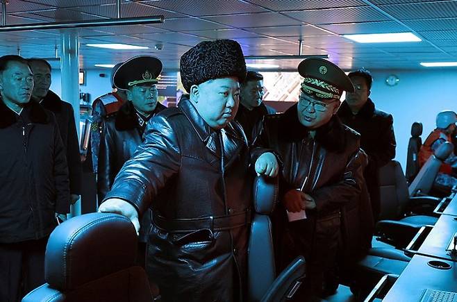 김정은 북한 국무위원장이 지난 3-4일 남포조선소에 있는 구축함 '최현호'에 올라 "해병들의 함운용훈련실태와 함의 성능 및 작전수행능력평가 시험공정을 료해(파악)"했다고 조선중앙통신이 5일 보도했다. 연합뉴스