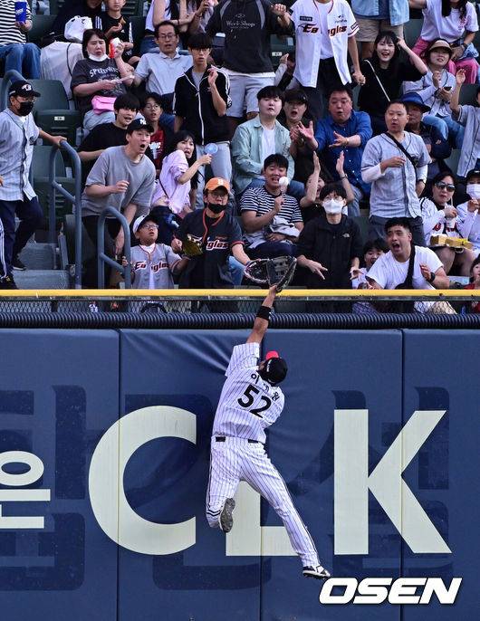 [OSEN=잠실, 지형준 기자] 23일 오후 서울 잠실야구장에서 ‘2023 신한은행 SOL KBO리그’ LG 트윈스와 한화 이글스의 경기가 열렸다.1회초 2사에서 LG 이재원이 한화 채은성의 선제 솔로포에 타구를 잡기 위해 안간힘을 쓰고 있다. 2023.09.23 /jpnews@osen.co.kr