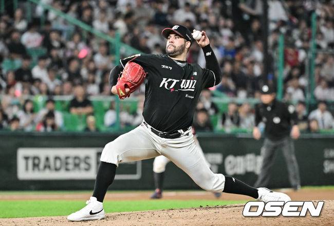 [OSEN=인천, 박준형 기자 ] 25일 오후 인천 SSG랜더스필드에서 프로야구 SSG 랜더스와 KT 위즈의 경기가 진행됐다.이날 경기에서 SSG은 화이트를 KT는 고영표를 선발투수로 내세웠다. 6회말 KT 헤이수스가 불펜투수로 등판해 역투하고 있다. 2025.09.25 / soul1014@osen.co.kr