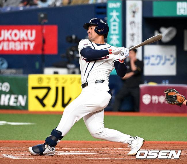 [OSEN=오사카(일본), 손용호 기자] 2일 일본 오사카 교세라돔에서 월드베이스볼클래식(WBC) 공식 연습 경기 한국 야구 대표팀과 한신 타이거스의 경기가 열렸다.우리 대표팀은 3일 같은 장소에서 오릭스 버팔로스와 연습 경기 2차전을 치른 뒤 5일 일본 도쿄돔에서 체코와 WBC 조별리그 1차전에서 격돌한다.4회말 무사에서 한국 저마이 존스가 내야안타를 치고 있다. 2026.03.02 /spjj@osen.co.kr