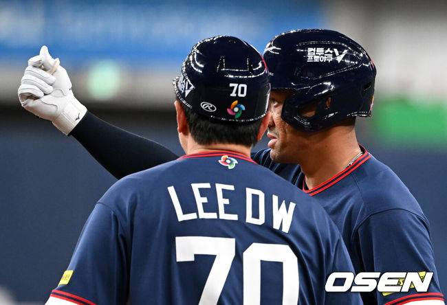 [OSEN=오사카(일본), 손용호 기자] 3일 일본 오사카 교세라돔에서 월드베이스볼클래식(WBC) 공식 연습 경기 한국 야구 대표팀과 오릭스 버팔로스의 경기가 열렸다.우리 대표팀은 연습 경기 2차전을 치른 뒤 5일 일본 도쿄돔에서 체코와 WBC 조별리그 1차전에서 격돌한다.4회초 2사 한국 저마이 존스가 안타를 치고 환호하고 있다. 2026.03.03 /spjj@osen.co.kr