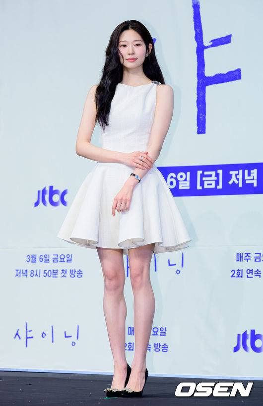 [OSEN=지형준 기자] 5일 오후 서울 구로구 더 링크호텔 서울에서 JTBC 새 금요시리즈 ‘샤이닝’ 제작발표회가 열렸다.'샤이닝'은 둘만의 세계를 공유하던 청춘들이 서로의 믿음이자 인생의 방향을 비춰주는 빛 그 자체가 되어가는 과정을 담은 드라마다.&nbsp;배우 김민주가 포토타임을 하고 있다. 2026.03.05 /jpnews@osen.co.kr