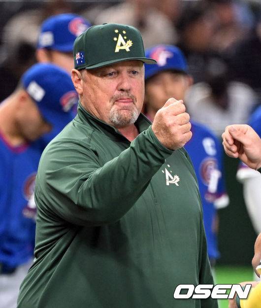 [OSEN=도쿄(일본), 손용호 기자] 5일 일본 &nbsp;도쿄돔에서 월드베이스볼클래식(WBC) 조별리그 첫 경기 호주와 대만의 경기가&nbsp;&nbsp;열렸다.우리 대표팀은 &nbsp;체코와 WBC 조별리그 1차전에서 격돌한다.데이브 닐슨 호주 감독이 선수들과 주먹을 마주치고 있다. 2026.03.05&nbsp;/spjj@osen.co.kr