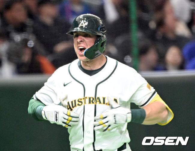 [OSEN=도쿄(일본), 손용호 기자] 5일 일본 &nbsp;도쿄돔에서 월드베이스볼클래식(WBC) 조별리그 첫 경기 호주와 대만의 경기가&nbsp;&nbsp;열렸다.우리 대표팀은 &nbsp;체코와 WBC 조별리그 1차전에서 격돌한다.5회말 무사 로비 퍼킨스가 투런 홈런을 치고 기뻐하고 있다. 2026.03.05&nbsp;/spjj@osen.co.kr