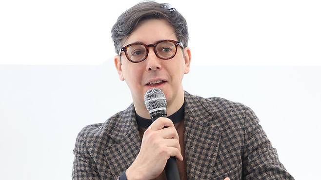 지휘자 아드리앙 페뤼숑이 5일 서울 서대문구 주한 프랑스 대사관에서 열린 한불 수교 140주년 기념 문화교류 기자간담회에서 인사말을 하고 있다.