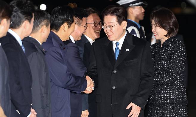 李대통령 부부, 서울공항 도착 지난 1일부터 3박 4일간 싱가포르·필리핀 국빈 방문을 마친 이재명 대통령이 4일 경기 성남 서울공항에 도착해 더불어민주당 정청래 대표와 악수하고 있다. 김민석 국무총리와 윤호중 행정안전부 장관, 정 대표와 한병도 민주당 원내대표, 강훈식 비서실장과 홍익표 정무수석 등이 이 대통령 부부를 마중했다. 성남=뉴스1