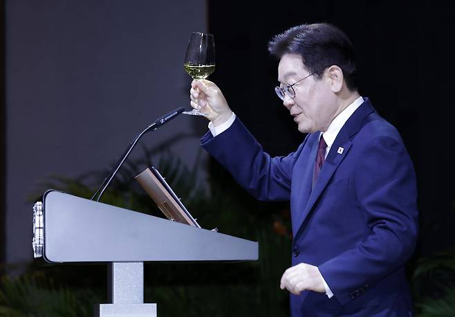 이재명 대통령이 지난 2일 싱가포르 카펠라 호텔에서 열린 국빈방문 공식만찬에서 건배사를 하고 있다. 싱가포르=연합뉴스