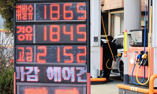 4일 서울 시내 한 주유소에 휘발유를 비롯한 유류 가격이 표시되어 있다. 한국석유공사 유가정보시스템 오피넷에 따르면 이날 오후 3시 기준 서울 지역 휘발유 평균 판매가는 전날보다 L당 47.3원 오른 1835.8원으로 집계됐다. 연합뉴스