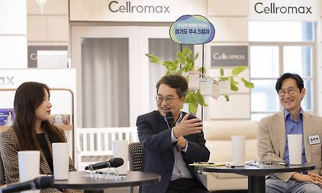 김동연 경기지사(가운데)가 지난해 10월 주 4.5일제 시범사업에 참여한&nbsp;용인시의&nbsp;㈜셀로맥스 사이언스를 방문해 직원들과 대화하고 있다. 경기도 제공