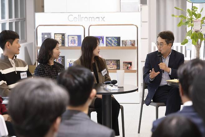 김동연 경기지사(오른쪽)가 지난해 10월 주 4.5일제 참여기업을 방문해 직원들과 대화하고 있다. 경기도 제공