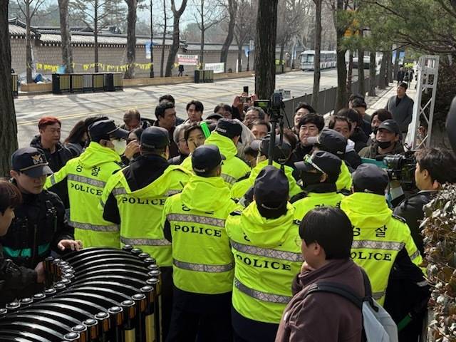 5일 서울 중구 청와대 인근에서 자영업자와 중소상공인 단체가&nbsp;청와대로 이동하던 중 경찰의 제지를 받고 있다.&nbsp;채명준 기자