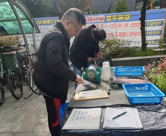 지난해 10월 강북구 미아동 주민센터 인근에서 ‘찾아가는 우산 수리·칼 갈이 사업’이 진행되고 있다. 강북구 제공
