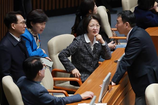민주당 법사위원들과 대화하는 추미애 법사위원장 - 국회 법제사법위원장인 더불어민주당 추미애 의원이 지난달 28일 국회에서 열린 본회의에서 민주당 의원들과 대화를 나누고 있다. 연합뉴스