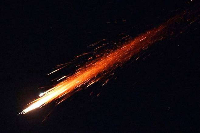 지난 4일 이스라엘 아슈켈론에서 이란이 발사한 미사일이 요격되고 있다. 로이터 연합뉴스