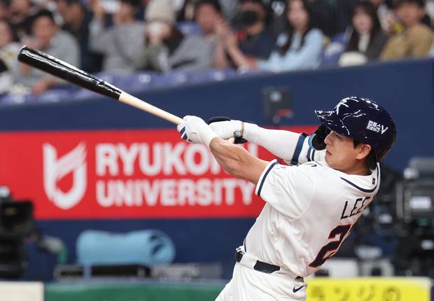 한국 야구대표팀 주장 이정후가 2일 일본 오사카 교세라돔에서 열린 월드베이스볼클래식(WBC) 평가전 일본 프로야구 한신 타이거스와의 경기에서 안타를 때려내고 있다. 연합뉴스