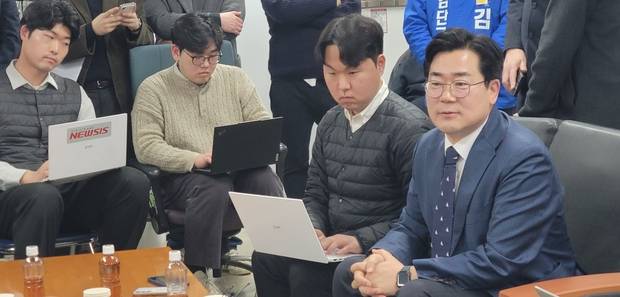 박찬대 더불어민주당 의원이 5일 인천시청 출입기자간담회에서 인천시장 출마를 공식 선언했다. 인천=안재균 기자