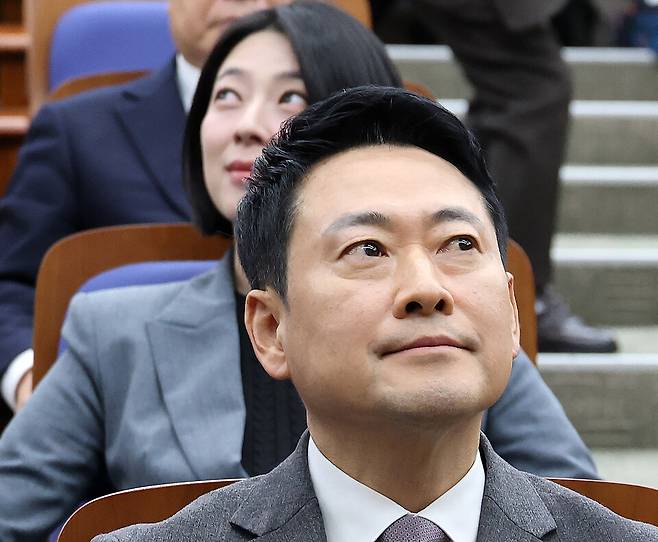 국민의힘 장동혁 대표(앞)와 배현진 의원이 23일 국회에서 열린 의원총회에서 앞뒤로 나란히 앉아 서로 다른 곳을 바라보고 있다. ⓒ 연합뉴스