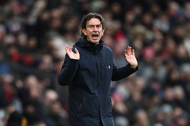 토트넘 토마스 프랭크 감독이 지난 7일 맨유전에서 선수들을 독려하고 있다. Getty Images코리아