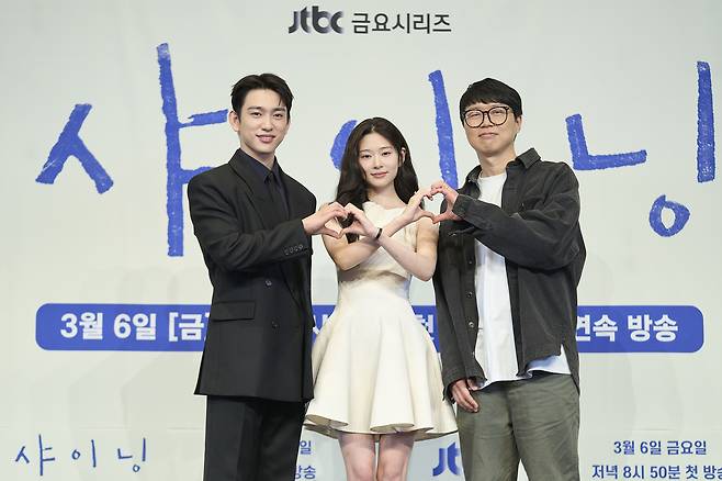 (왼쪽부터)박진영, 김민주, 김윤진 PD가 5일 서울 구로구 더링크 서울 호텔에서 진행된 JTBC 금요시리즈 ‘샤이닝’ 제작발표회에서 포즈를 취하고 있다. JTBC 제공