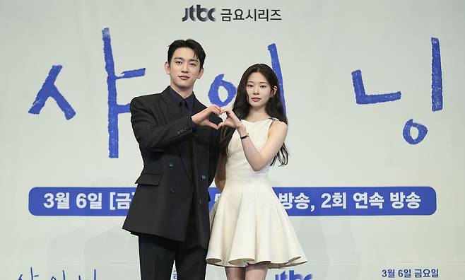 박진영(왼쪽)과 김민주가 5일 서울 구로구 더링크 서울 호텔에서 진행된 JTBC 금요시리즈 ‘샤이닝’ 제작발표회에서 포즈를 취하고 있다. JTBC 제공