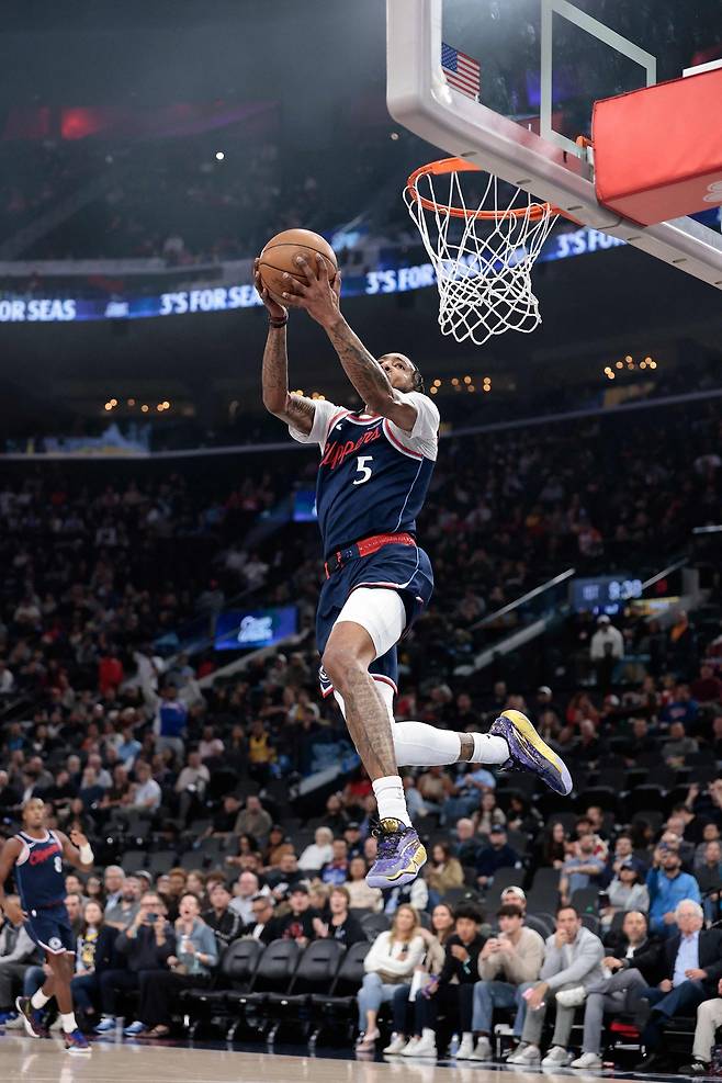 LA 클리퍼스 데릭 존스 주니어가 5일 인디애나전에서 덩크슛을 터뜨리고 있다. AFP연합뉴스