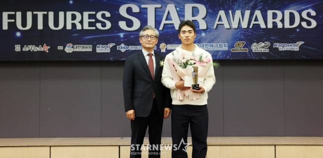 야구 부문 스타상 수상자 오재원(유신고3·한화)이 지난해 11월 서울 중구 프레스센터에서 진행된 '2025 퓨처스 스타대상' 시상식에 참석해 수상한 뒤 양해영 대한야구소프트볼협회장과 기념촬영을 하고 있다. /사진=김휘선 기자