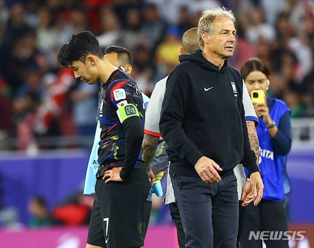 위르겐 클린스만(오른쪽) 전 대한민국 축구 국가대표팀 감독과 손흥민. /사진=뉴시스