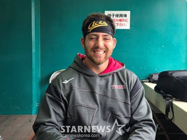 LG 오스틴이 최근 일본 오키나와현 이시카와에서 열린 2026 LG 스프링캠프에서 스타뉴스의 사진 촬영에 응했다. /사진=김동윤 기자