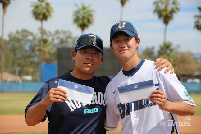 김정호(왼쪽), 원종해가 2026 NC 스프링캠프 MVP에 선정돼 미소 짓고 있다. /사진=NC 다이노스 제공