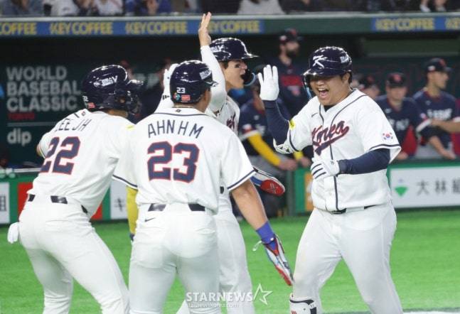 1회 만루 홈런을 치고 홈인하고 있는 문보경(오른쪽). /사진=강영조 선임김자