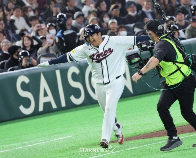 비행기 세리머니를 하고 있는 문보경. /사진=강영조 선임김자