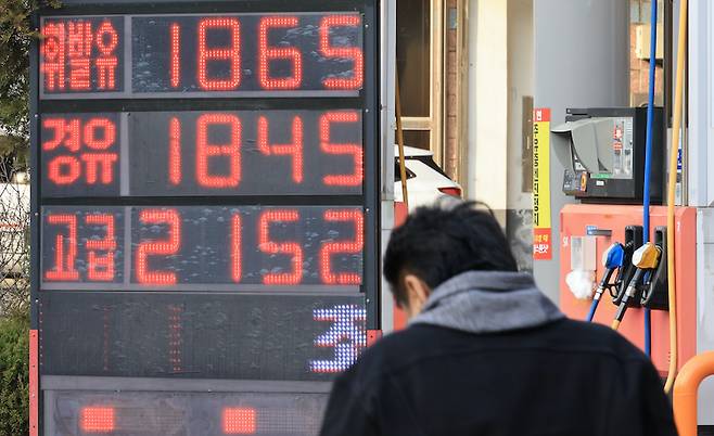 서울 지역 경유 평균 판매가는 3일 1707.43원에서 4일 1804.05원으로 96.62원 뛰었다. 하루 새 100원 가까이 올라, 화물차와 영업용 차량을 운행하는 생계형 운전자들의 체감 충격이 더 컸다.&nbsp;[사진 | 연합뉴스]