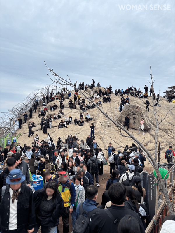 지난 1일 등산객들로 붐빈 관악산 정상 일대