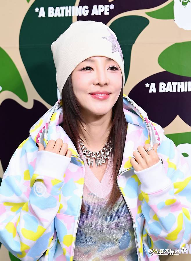 논란 속 밝은 미소