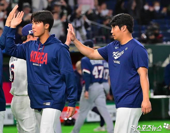 5일 오후 일본 도쿄돔에서 열린 2026 월드베이스볼클래식(WBC) C조 체코와 한국의 경기, 한국이 문보경의 만루 홈런과 위트컴의 연타석 홈런, 저마이 존스의 솔로 홈런에 힘입어 체코에 11:4로 승리하며 17년 만에 1차전 승리를 기록했다. 이날 경기에서 승리한 한국 류지현 감독이 선수들과 함께 기뻐하고 있다. 도쿄, 김한준 기자