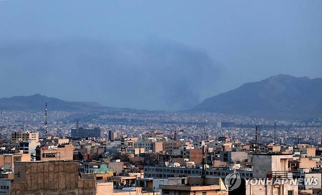 이란 수도 테헤란의 검은 연기 [AFP=연합뉴스. 재판매 및 DB 금지]